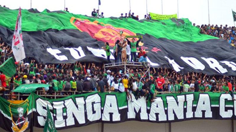 Para pendukung Sriwijaya FC berharap lini tengah mereka diisi oleh pemain muda yang berkualitas. - INDOSPORT